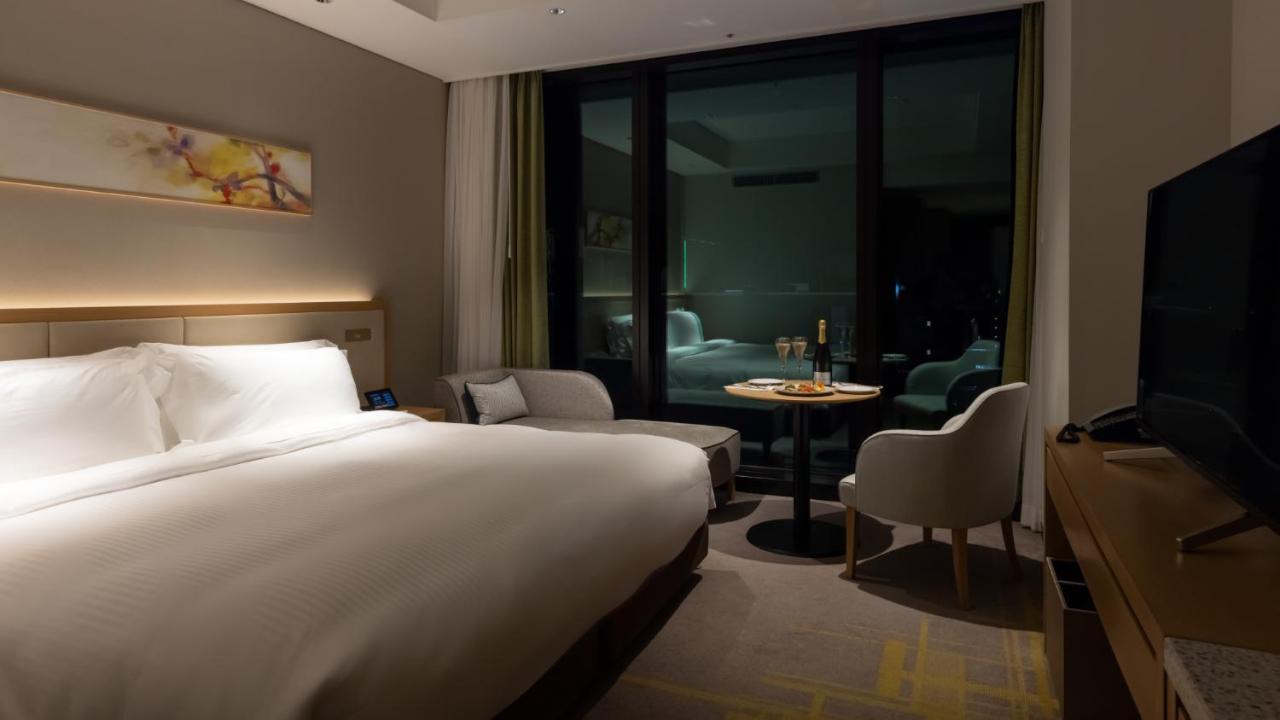 Miyako Hotel Hakata Фукуока Экстерьер фото A room at the hotel