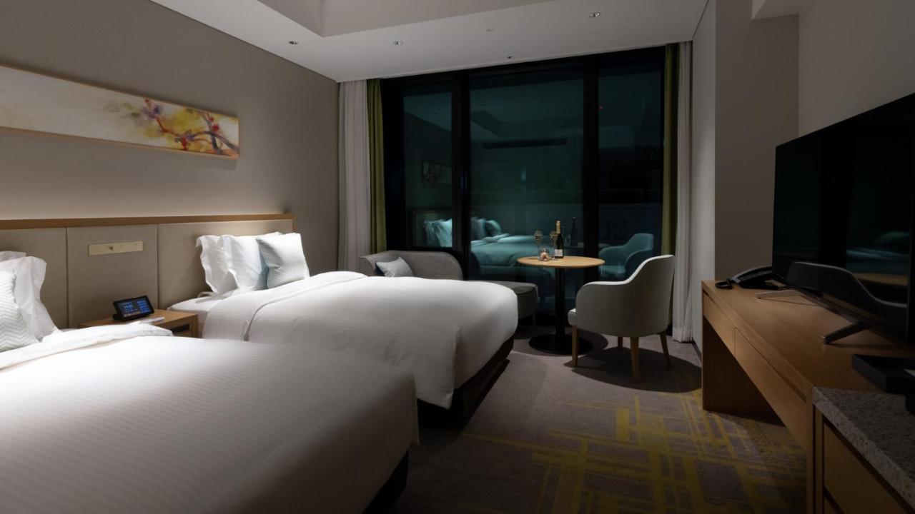 Miyako Hotel Hakata Фукуока Экстерьер фото A room at the hotel
