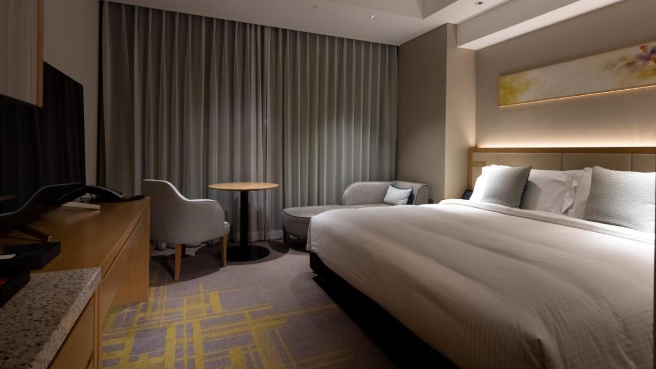 Miyako Hotel Hakata Фукуока Экстерьер фото A room at the hotel
