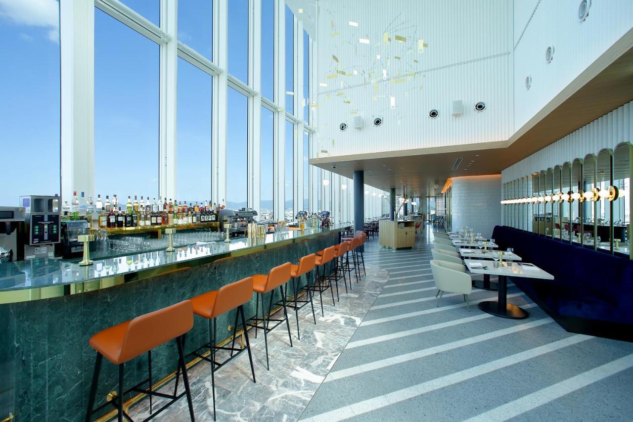 Miyako Hotel Hakata Фукуока Экстерьер фото The bar at the top of the hotel